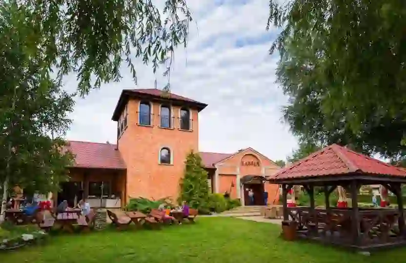 Hotel Ognisty Ptak - näkymä rakennukseen ja järvelle